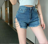 Schmale Shorts-Jeans mit hoher Taille und Metallkette